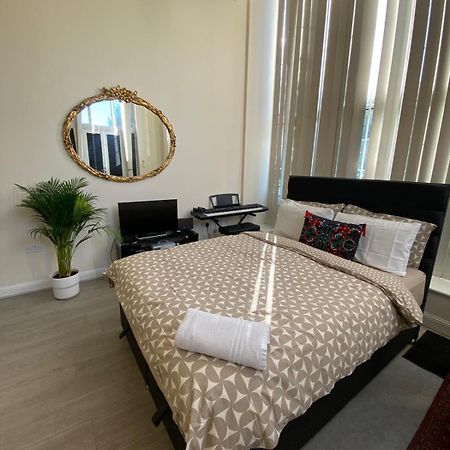 Spacious King Room With Private Entrance - Near Emirates And Camden And King'S Cross - 5 Min To Tube 핀칠리 외부 사진